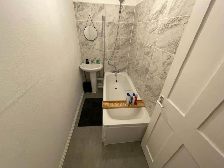 Comfortable 2 Bedroom On Tower Bridge London Exteriör bild